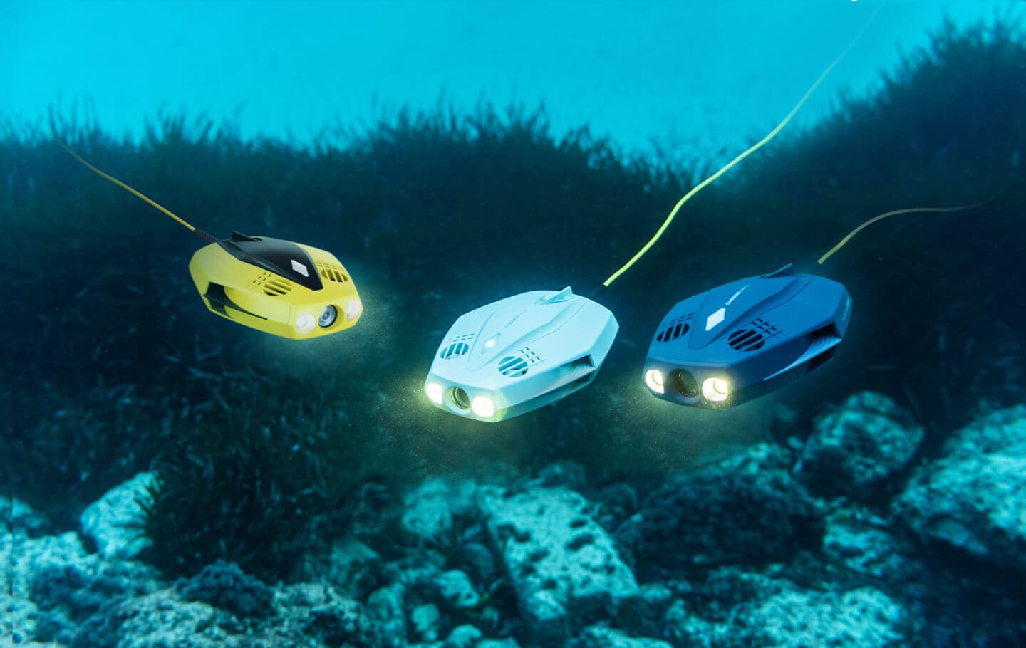 Tři drony CHASING DORY nad korálovým útesem