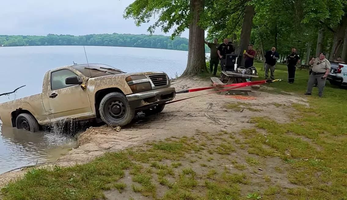 Policejní tým vytahuje z jezera pickup, který našel CHASING M2 S